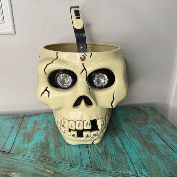 Vintage 1998 Skeleton Skull Halloween Bucket Décor Flashlight Eyes - Picture 3 of 14